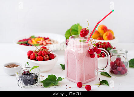 Joghurt-Erdbeer-Smoothies in einem Glas auf weißem Hintergrund Stockfoto