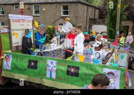 Schweben Sie im Dorf Karneval, Charlesworth, Derbyshire, England. Stockfoto