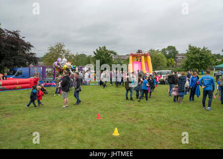 Familienspaß am Charlesworth und Chisworth Karneval, Derbyshire, England. Stockfoto