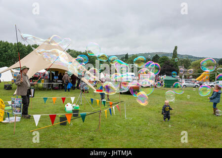 Mann, der riesige Luftblasen am Charlesworth und Chisworth Karneval, Derbyshire, England. Stockfoto