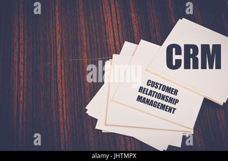 CRM, geschrieben auf Briefpapier auf Holztisch, Kunde Verhältnis-Management-Konzept Stockfoto