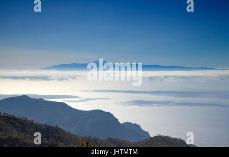 Gran Canaria, späten Nachmittag Licht über Teide auf Teneriffa, den Teide Gipfel über die Schicht von Wolken, Meer Stockfoto