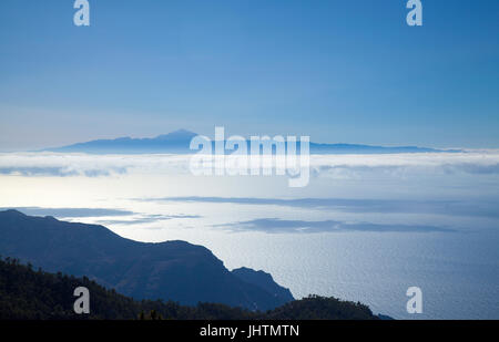 Gran Canaria, späten Nachmittag Licht über Teide auf Teneriffa, den Teide Gipfel über die Schicht von Wolken, Meer Stockfoto