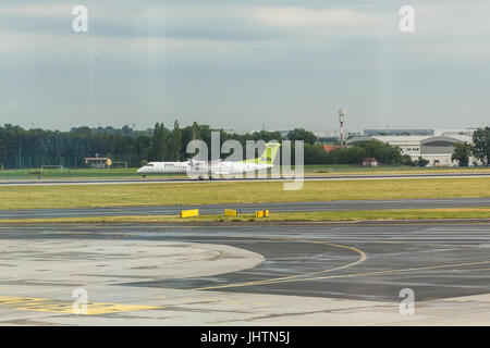 Prag, Tschechische Republik - 16. Juni 2017: Boeing der Air Baltic Airlines landet auf Vaclav Havel Prager Flughafen Ruzyne, Tschechische Republik. Stockfoto