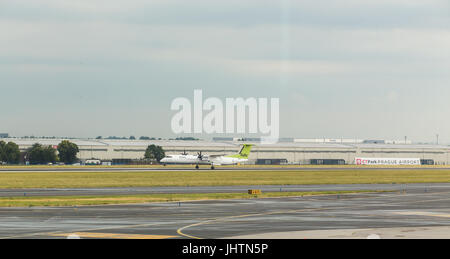 Prag, Tschechische Republik - 16. Juni 2017: Boeing der Air Baltic Airlines landet auf Vaclav Havel Prager Flughafen Ruzyne, Tschechische Republik. Stockfoto