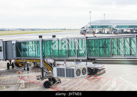 Prag, Tschechische Republik - 16. Juni 2017: Flugzeuge mit Durchgang Korridor oder Tunnel in Vorbereitung für den Abflug von einem internationalen Flughafen. Fluggästen ein Flugzeug in einen modernen Flughafen Stockfoto