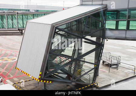 Prag, Tschechische Republik - 16. Juni 2017: Flugzeuge mit Durchgang Korridor oder Tunnel in Vorbereitung für den Abflug von einem internationalen Flughafen. Fluggästen ein Flugzeug in einen modernen Flughafen Stockfoto