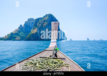 Lange Rute Boot am Andamanischen Meer schwimmt auf Wasser, Blick von einem Boot, Thailand. Stockfoto