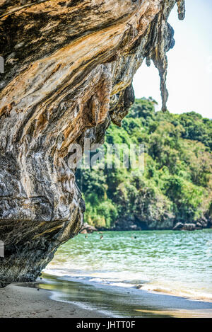 Kalkstein Klippen auf einem Railey Tonsai Beach, Krabi in Thailand. Stockfoto