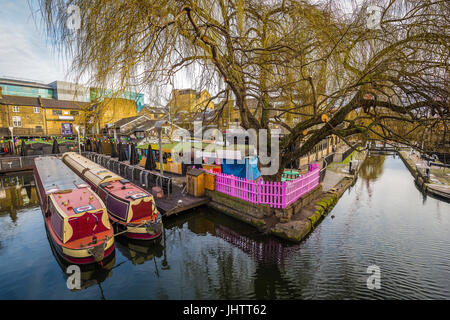 London, England - Welt berühmten Camden Lock Market mit Liegeplatz, Hausboote und Baum Stockfoto