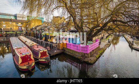 London, England - Welt berühmten Camden Lock Market mit Liegeplatz, Hausboote und Baum Stockfoto