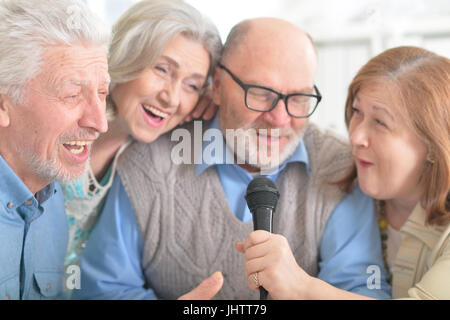 ältere Ehepaare, die Zeitung lesen Stockfoto