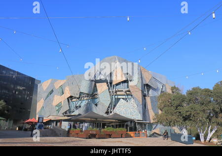 Menschen besuchen Federation Square in Melbourne Australien Stockfoto