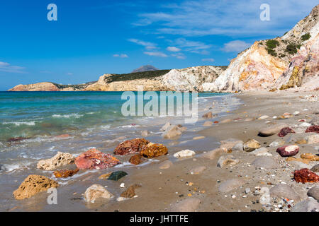 Bunte Kieselsteine am Firiplaka Strand auf der Insel Milos. Kykladen, Griechenland. Stockfoto