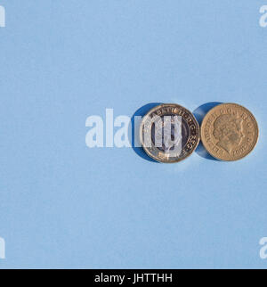 alte und neue ein-Pfund-Münzen Stockfoto