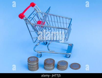 Einkaufswagen voller ein Pfund-Münzen Stockfoto