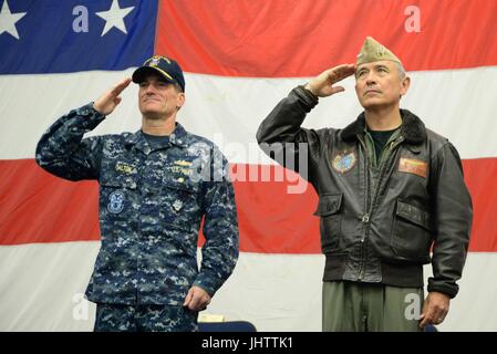 US Navy Commander Marc Dalton (links) und US Pacific Command Kommandeur Harry Harris machen Ehrungen für die Nationalhymne während der Übung Talisman Saber Eröffnungsfeier auf dem US-Marine Wasp-Klasse amphibischer Angriff Schiff USS Bonhomme Richard 29. Juni 2017 in der Coral Sea. Stockfoto