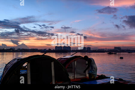 Silhouette des Vidyasagar Setu Brücke in der Dämmerung mit einem Holzboot am Hoogly River. Stockfoto