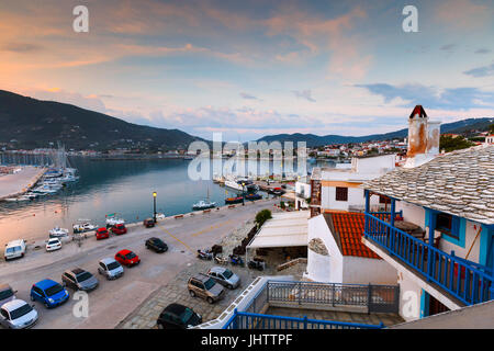 Blick auf den Hafen im Zentrum der Stadt Skopelos, Griechenland. Stockfoto