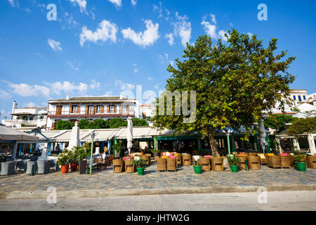 Anzeigen von Coffee Shops in der Stadt Skopelos, Griechenland. Stockfoto
