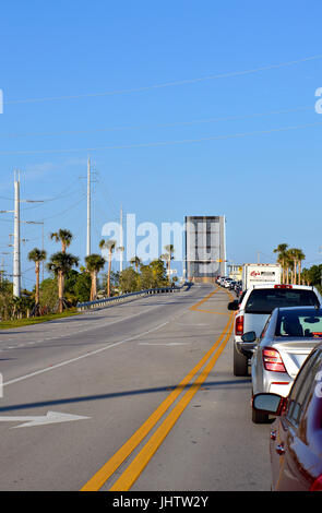 Snake Creek Bridge eine geöffnete Klappbrücke in Islamorada in Florida Keys Stockfoto