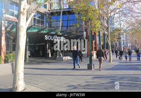 Menschen besuchen Southgate shopping Komplex in Southbank in Melbourne Australien. Stockfoto