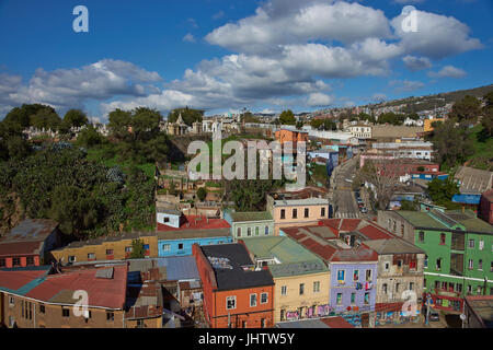 Bunte Häuser in der UNESCO-World Heritage Stadt Valparaiso in Chile. Stockfoto