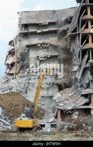 Schweres Gerät im Einsatz zu zerreißen, niederreißen, Hochbau Stockfoto
