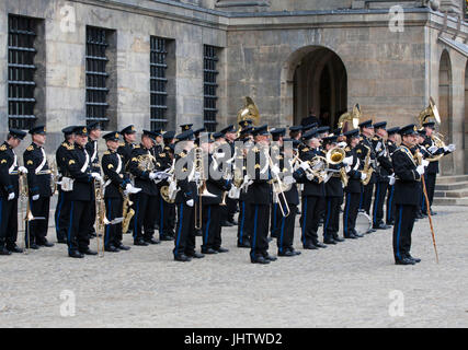 AMSTERDAM, APRIL 30-2013: Blaskapelle spielt in Amsterdam bei der Einweihung des Prinz Willem Alexander, König der Niederlande auf dem Dam Stockfoto