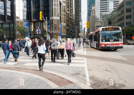 Toronto, Kanada - 26. Juni 2017: eine Menge von Menschen, die über die Front Street in Downtown Toronto Stockfoto