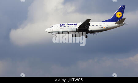 FRANKFURT, Deutschland - 28. Februar 2015: Lufthansa Boeing 737-530, MSN 24824, Registrierung D-ABIL Landung auf einer Start-und Landebahn am Frankfurt International Airport FRA im warmen Licht der untergehenden Sonne. Stockfoto