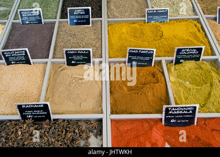 Farbige Gewürze im Markt Stockfoto