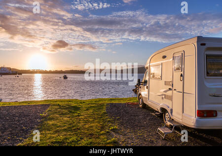 Reisemobil (Wohnmobil) auf einem Campingplatz in Craignure bei Sonnenuntergang, Isle of Mull, Argyll and Bute, Scotland, UK Stockfoto