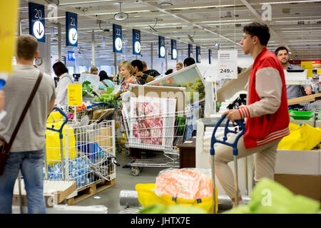 Russland, Moskau - 14. Juli 2017: an der Kasse im IKEA Einrichtungshaus. IKEA wurde 1943, IKEA, großen Handelsketten auf der ganzen Welt haben in Schweden gegründet. Stockfoto