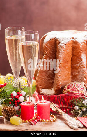 Pandoro. Italienischer Weihnachtskuchen Stockfoto