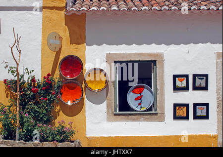 Keramik-Kunst-Schalen für den Verkauf im Shop weiß getünchten Dorf Obidos Estremadura Portugals Stockfoto