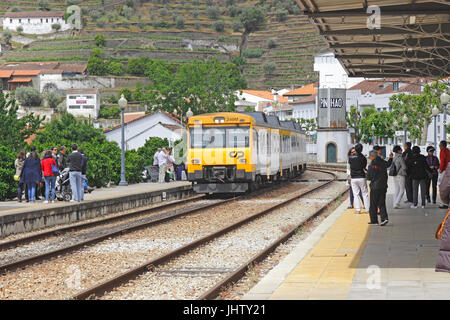 Zug in der Station in Pinhao Bahnhof Fluss Douro Portugal Stockfoto