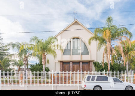 KANONEILAND, Südafrika - 12. Juni 2017: The Dutch Reformed Church in Kanoneiland, einem Dorf auf einer Insel in der Orange River in der Nähe von Upington in der N Stockfoto