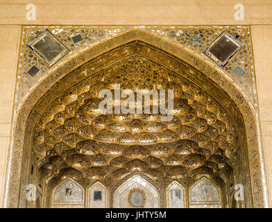 Muqarnas Gewölbe geschmückt mit venezianischem Glas in Chehel Sotoun Palast in Isfahan, Iran Stockfoto