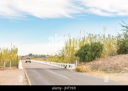 KANONEILAND, Südafrika - 12. Juni 2017: eine befahrbare Brücke über einen Teil des Orange River bei Kanoneiland, eine Insel in der Orange River in der Nähe von Upington in Stockfoto
