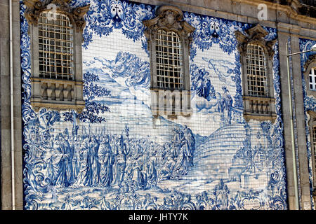 Azulejos bedeckt Do Carmo Kirche Porto Portugal Stockfoto