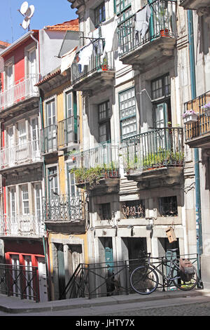 Bunte Gebäude säumen den Fluss Douro in Ribeira Porto Portugal Stockfoto