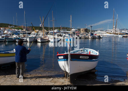 Bunten hölzernen Fischerboot bei Saint-Tropez, Frankreich. Stockfoto