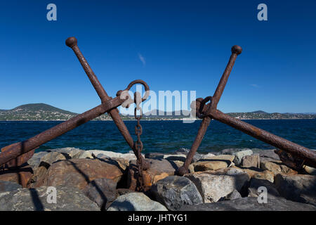 Alte Anker auf Môle Jean Réveille, Saint-Tropez, Frankreich Stockfoto