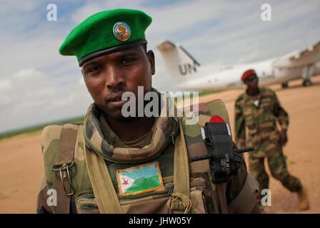 Dschibutischer Soldaten stehen Wache, als ein Flugzeug der Vereinten Nationen bereitet Mahadday Flughafen Belet 16. November 2012 in Belet Weyne, Somalia auszuziehen.    (Foto: Stuart Price per Planetpix) Stockfoto