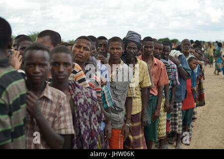 Somalische einheimischen warten auf ein Lebensmittel-Handout in ein Flüchtlingslager nach verdrängt durch schwere 12. November 2013 in Jowhar, Somalia Regen.    (Foto: Tobin Jones über Planetpix) Stockfoto