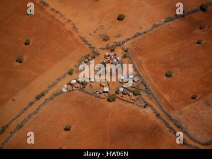 Luftaufnahme von einem typisch ländlichen Gehöft am Rande der somalischen Hafenstadt 4. Oktober 2012 in der Nähe von Kismayo, Somalia.    (Foto: Stuart Price per Planetpix) Stockfoto