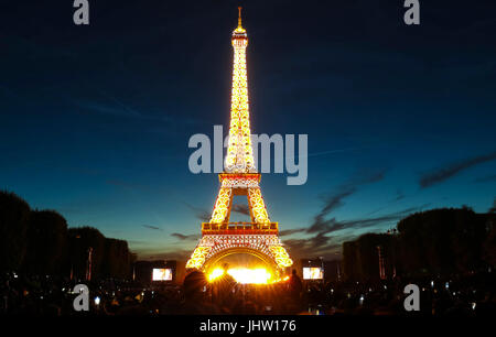 Berühmte Eiffelturm während der Feierlichkeiten der französischen nationalen Feiertag - Tag der Bastille. Stockfoto