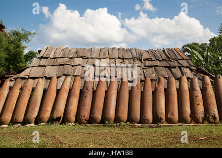 Tödliche Ernte übrig aus dem Vietnamkrieg. Eine Wand rosten amerikanische Bombe Gehäuse für den Einsatz in Xiangkhouang, Provinz, Laos recycelt Stockfoto