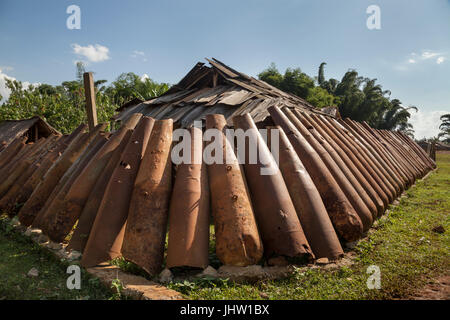 Tödliche Ernte übrig aus dem Vietnamkrieg. Eine Wand rosten amerikanische Bombe Gehäuse für den Einsatz in Xiangkhouang, Provinz, Laos recycelt Stockfoto